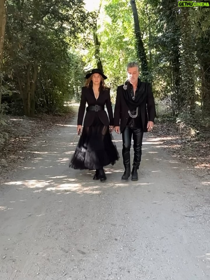 Vanessa Demouy - 29.2K Likes - en route pour halloween sur @itc_tf1 … un halloween un peu particulier …. love is in the air ❤️❤️ #halloween #tournage @stephane_blancafort  @sandradorset_officiel @laurent.cyr