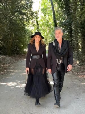 Vanessa Demouy Instagram - en route pour halloween sur @itc_tf1 … un halloween un peu particulier …. love is in the air ❤️❤️ #halloween #tournage @stephane_blancafort @sandradorset_officiel @laurent.cyr
