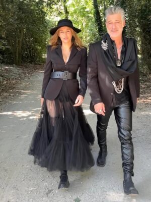 Vanessa Demouy Instagram - en route pour halloween sur @itc_tf1 … un halloween un peu particulier …. love is in the air ❤️❤️ #halloween #tournage @stephane_blancafort @sandradorset_officiel @laurent.cyr