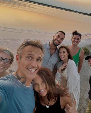 Vanessa Demouy Instagram - merci juillet pour ces beaux souvenirs…des rires, des couchers de soleil, des célébrations précieuses, des amis, des manèges colorés, des échanges profonds qui font du bien au cœur, encore des rires, des bougies, des gâteaux, la famille, des visites surprises, de la couleur, des champs de fleurs, la vie … #juillet #photo #souvenir #happiness