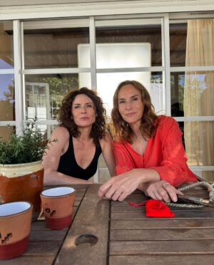 Vanessa Demouy Instagram - merci juillet pour ces beaux souvenirs…des rires, des couchers de soleil, des célébrations précieuses, des amis, des manèges colorés, des échanges profonds qui font du bien au cœur, encore des rires, des bougies, des gâteaux, la famille, des visites surprises, de la couleur, des champs de fleurs, la vie … #juillet #photo #souvenir #happiness