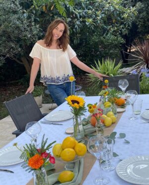 Vanessa Demouy Instagram - merci juillet pour ces beaux souvenirs…des rires, des couchers de soleil, des célébrations précieuses, des amis, des manèges colorés, des échanges profonds qui font du bien au cœur, encore des rires, des bougies, des gâteaux, la famille, des visites surprises, de la couleur, des champs de fleurs, la vie … #juillet #photo #souvenir #happiness