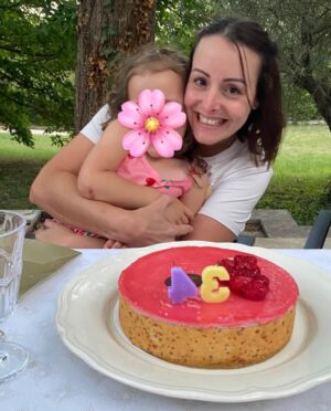 Vanessa Demouy Instagram - merci juillet pour ces beaux souvenirs…des rires, des couchers de soleil, des célébrations précieuses, des amis, des manèges colorés, des échanges profonds qui font du bien au cœur, encore des rires, des bougies, des gâteaux, la famille, des visites surprises, de la couleur, des champs de fleurs, la vie … #juillet #photo #souvenir #happiness