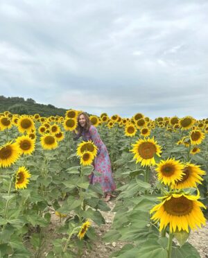 Vanessa Demouy Instagram - merci juillet pour ces beaux souvenirs…des rires, des couchers de soleil, des célébrations précieuses, des amis, des manèges colorés, des échanges profonds qui font du bien au cœur, encore des rires, des bougies, des gâteaux, la famille, des visites surprises, de la couleur, des champs de fleurs, la vie … #juillet #photo #souvenir #happiness