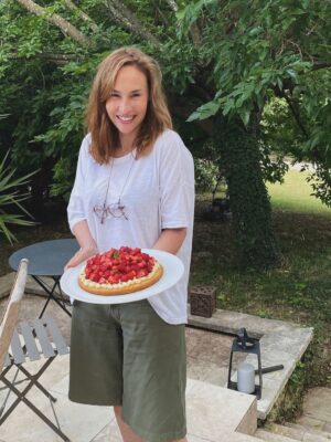 Vanessa Demouy Instagram - et bien la voilà la jolie tarte aux fraises que j ai eu la chance de faire avec @valin_food … je l ai repatissée a la maison et … tout le monde a adoré !! une base façon sablé breton avec une touche de sel , une belle crème pâtissière très vanillée , de belles fraises fraîches et coupées en morceaux, quelques feuilles de menthe de la vanille en poudre et le zeste d un citron jaune … #patisserie #gateaumaison #tarteauxfraises #douceur #gourmandise.