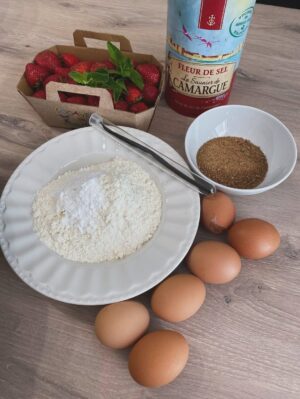 Vanessa Demouy Instagram - et bien la voilà la jolie tarte aux fraises que j ai eu la chance de faire avec @valin_food … je l ai repatissée a la maison et … tout le monde a adoré !! une base façon sablé breton avec une touche de sel , une belle crème pâtissière très vanillée , de belles fraises fraîches et coupées en morceaux, quelques feuilles de menthe de la vanille en poudre et le zeste d un citron jaune … #patisserie #gateaumaison #tarteauxfraises #douceur #gourmandise.