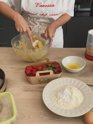 Vanessa Demouy Instagram - et bien la voilà la jolie tarte aux fraises que j ai eu la chance de faire avec @valin_food … je l ai repatissée a la maison et … tout le monde a adoré !! une base façon sablé breton avec une touche de sel , une belle crème pâtissière très vanillée , de belles fraises fraîches et coupées en morceaux, quelques feuilles de menthe de la vanille en poudre et le zeste d un citron jaune … #patisserie #gateaumaison #tarteauxfraises #douceur #gourmandise.