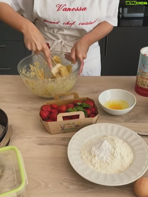 Vanessa Demouy - 15.5K Likes - et bien la voilà la jolie tarte aux fraises que j ai eu la chance de faire avec @valin_food … je l ai repatissée a la maison et … tout le monde a adoré !! une base façon sablé breton avec une touche de sel , une belle crème pâtissière très vanillée , de belles fraises fraîches et coupées en morceaux, quelques feuilles de menthe de la vanille en poudre et le zeste d un citron jaune … #patisserie #gateaumaison #tarteauxfraises #douceur #gourmandise.