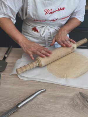 Vanessa Demouy Instagram - et bien la voilà la jolie tarte aux fraises que j ai eu la chance de faire avec @valin_food … je l ai repatissée a la maison et … tout le monde a adoré !! une base façon sablé breton avec une touche de sel , une belle crème pâtissière très vanillée , de belles fraises fraîches et coupées en morceaux, quelques feuilles de menthe de la vanille en poudre et le zeste d un citron jaune … #patisserie #gateaumaison #tarteauxfraises #douceur #gourmandise.