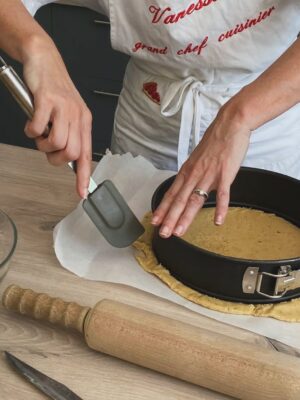 Vanessa Demouy Instagram - et bien la voilà la jolie tarte aux fraises que j ai eu la chance de faire avec @valin_food … je l ai repatissée a la maison et … tout le monde a adoré !! une base façon sablé breton avec une touche de sel , une belle crème pâtissière très vanillée , de belles fraises fraîches et coupées en morceaux, quelques feuilles de menthe de la vanille en poudre et le zeste d un citron jaune … #patisserie #gateaumaison #tarteauxfraises #douceur #gourmandise.