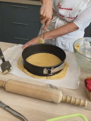 Vanessa Demouy Instagram - et bien la voilà la jolie tarte aux fraises que j ai eu la chance de faire avec @valin_food … je l ai repatissée a la maison et … tout le monde a adoré !! une base façon sablé breton avec une touche de sel , une belle crème pâtissière très vanillée , de belles fraises fraîches et coupées en morceaux, quelques feuilles de menthe de la vanille en poudre et le zeste d un citron jaune … #patisserie #gateaumaison #tarteauxfraises #douceur #gourmandise.