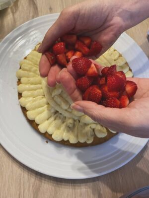 Vanessa Demouy Instagram - et bien la voilà la jolie tarte aux fraises que j ai eu la chance de faire avec @valin_food … je l ai repatissée a la maison et … tout le monde a adoré !! une base façon sablé breton avec une touche de sel , une belle crème pâtissière très vanillée , de belles fraises fraîches et coupées en morceaux, quelques feuilles de menthe de la vanille en poudre et le zeste d un citron jaune … #patisserie #gateaumaison #tarteauxfraises #douceur #gourmandise.