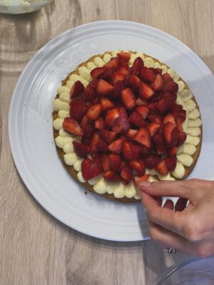 Vanessa Demouy Instagram - et bien la voilà la jolie tarte aux fraises que j ai eu la chance de faire avec @valin_food … je l ai repatissée a la maison et … tout le monde a adoré !! une base façon sablé breton avec une touche de sel , une belle crème pâtissière très vanillée , de belles fraises fraîches et coupées en morceaux, quelques feuilles de menthe de la vanille en poudre et le zeste d un citron jaune … #patisserie #gateaumaison #tarteauxfraises #douceur #gourmandise.