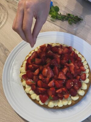 Vanessa Demouy Instagram - et bien la voilà la jolie tarte aux fraises que j ai eu la chance de faire avec @valin_food … je l ai repatissée a la maison et … tout le monde a adoré !! une base façon sablé breton avec une touche de sel , une belle crème pâtissière très vanillée , de belles fraises fraîches et coupées en morceaux, quelques feuilles de menthe de la vanille en poudre et le zeste d un citron jaune … #patisserie #gateaumaison #tarteauxfraises #douceur #gourmandise.