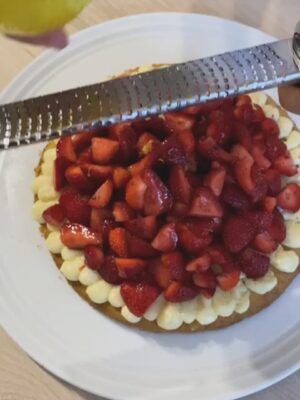 Vanessa Demouy Instagram - et bien la voilà la jolie tarte aux fraises que j ai eu la chance de faire avec @valin_food … je l ai repatissée a la maison et … tout le monde a adoré !! une base façon sablé breton avec une touche de sel , une belle crème pâtissière très vanillée , de belles fraises fraîches et coupées en morceaux, quelques feuilles de menthe de la vanille en poudre et le zeste d un citron jaune … #patisserie #gateaumaison #tarteauxfraises #douceur #gourmandise.