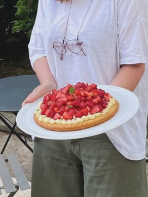 Vanessa Demouy Instagram - et bien la voilà la jolie tarte aux fraises que j ai eu la chance de faire avec @valin_food … je l ai repatissée a la maison et … tout le monde a adoré !! une base façon sablé breton avec une touche de sel , une belle crème pâtissière très vanillée , de belles fraises fraîches et coupées en morceaux, quelques feuilles de menthe de la vanille en poudre et le zeste d un citron jaune … #patisserie #gateaumaison #tarteauxfraises #douceur #gourmandise.