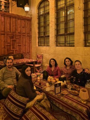 Veda Yurtsever Instagram - Urfa'da ilk sıra geceme götürüp çok eğlenmemi sağlayan @beratkkarahan , @birsuyilmaz , Banu Karahan çok teşekkür ederiiiimmm😻 Son videolara yetişirseniz eğlenmeme de tanık olursunuz;)) #sıragecesi #urfa