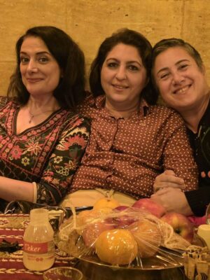 Veda Yurtsever Instagram - Urfa'da ilk sıra geceme götürüp çok eğlenmemi sağlayan @beratkkarahan , @birsuyilmaz , Banu Karahan çok teşekkür ederiiiimmm😻 Son videolara yetişirseniz eğlenmeme de tanık olursunuz;)) #sıragecesi #urfa