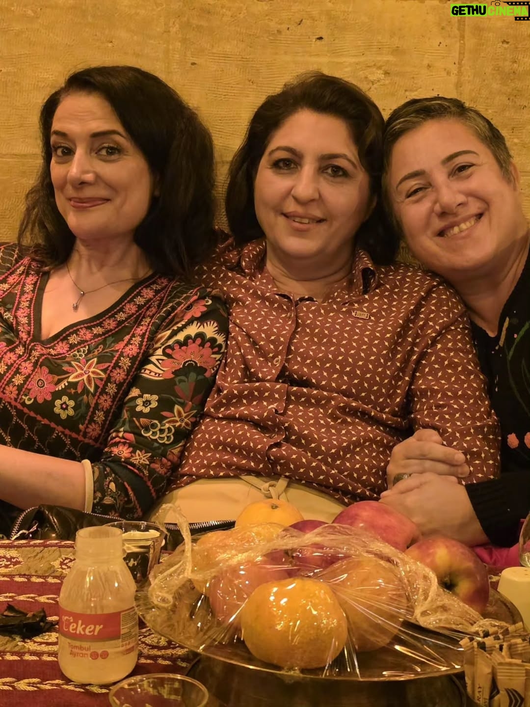 Veda Yurtsever - 5.9K Likes - Urfa'da ilk sıra geceme götürüp çok eğlenmemi sağlayan @beratkkarahan , @birsuyilmaz , Banu Karahan çok teşekkür ederiiiimmm😻 Son videolara yetişirseniz eğlenmeme de tanık olursunuz;)) #sıragecesi #urfa