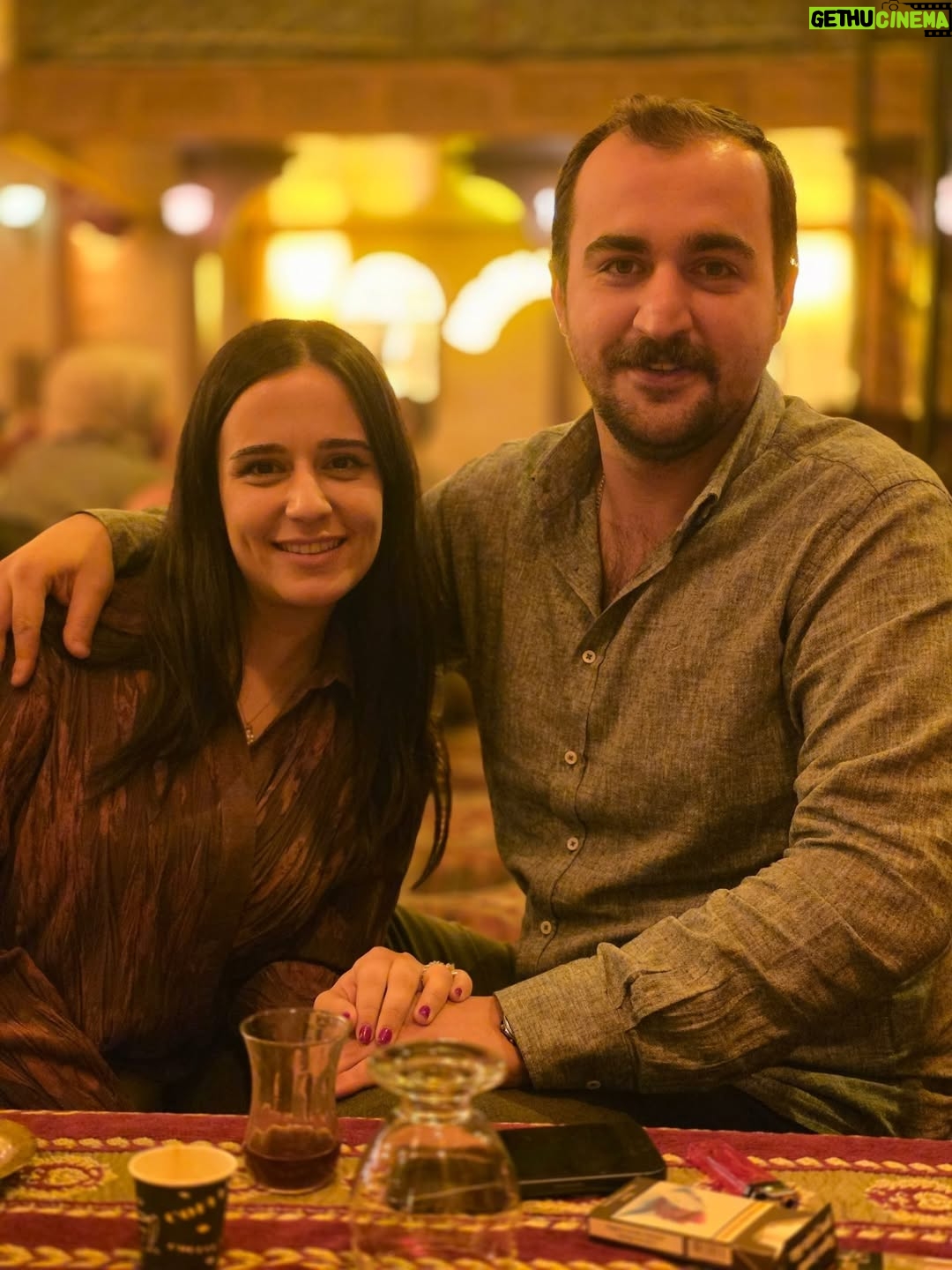 Veda Yurtsever - 5.9K Likes - Urfa'da ilk sıra geceme götürüp çok eğlenmemi sağlayan @beratkkarahan , @birsuyilmaz , Banu Karahan çok teşekkür ederiiiimmm😻 Son videolara yetişirseniz eğlenmeme de tanık olursunuz;)) #sıragecesi #urfa