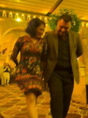 Veda Yurtsever Instagram - Urfa'da ilk sıra geceme götürüp çok eğlenmemi sağlayan @beratkkarahan , @birsuyilmaz , Banu Karahan çok teşekkür ederiiiimmm😻 Son videolara yetişirseniz eğlenmeme de tanık olursunuz;)) #sıragecesi #urfa