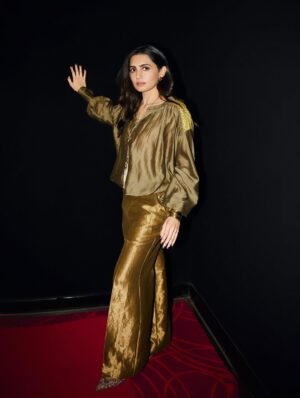 Vedika Pinto Instagram - Rinku Rani in @re_ceremonial ✨

Nishaanchi 1 & 2 on @primevideoin , dekha kya? 

Styled by @dhruvadityadave  Jewellery @amamajewels 
Shot by @_psudo_ 
Make up @mitavaswani 
Hair @kamaldeepss