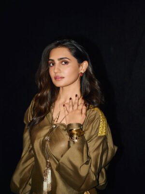 Vedika Pinto Instagram - Rinku Rani in @re_ceremonial ✨

Nishaanchi 1 & 2 on @primevideoin , dekha kya? 

Styled by @dhruvadityadave  Jewellery @amamajewels 
Shot by @_psudo_ 
Make up @mitavaswani 
Hair @kamaldeepss
