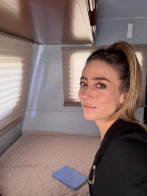Verónica Orozco Instagram - Días de 🎬 Y desde mi lugar de trabajo, planeando mis vacaciones de Diciembre! No he tenido tiempo de nada, pero estoy tranquila porque puse mi viaje en manos de los mejores! Ellos se encargan de itinerarios, hoteles, todo!!! Eso si es un verdadero descanso🙌🏻
@viajes_invesas
