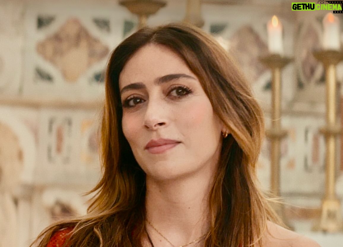 Verónica Orozco - 9.7K Likes - Saber que se han emocionado, reído, llorado y se dejaron tocar por esta historia, es el mejor regalo que puedo recibir como actriz. 
Gracias por todos los mensajes que me han enviado.Gracias, por acompañarme en este viaje inolvidable!
“Simplemente Alicia” ♥️ @netflixcolombia @netflix