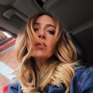 Verónica Orozco Instagram - El multiverso de Alicia♥️ #simplementealicia con un equipo soñado! Ya la están viendo? Leo sus opiniones! Cuenten chismes!
@netflixcolombia @netflix