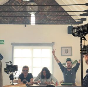 Verónica Orozco Instagram - El multiverso de Alicia♥️ #simplementealicia con un equipo soñado! Ya la están viendo? Leo sus opiniones! Cuenten chismes!
@netflixcolombia @netflix