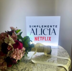 Verónica Orozco Instagram - El multiverso de Alicia♥️ #simplementealicia con un equipo soñado! Ya la están viendo? Leo sus opiniones! Cuenten chismes!
@netflixcolombia @netflix
