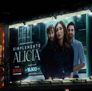 Verónica Orozco Instagram - El multiverso de Alicia♥️ #simplementealicia con un equipo soñado! Ya la están viendo? Leo sus opiniones! Cuenten chismes!
@netflixcolombia @netflix