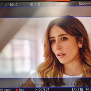 Verónica Orozco Instagram - “Alicia ama. A su manera. Rompiendo reglas…”
#SimplementeAlicia – Disponible HOY!!! 5 noviembre.
🔥
Con este par de compañerazos que adoro! @michel123brown @sebastiancarva 🎬