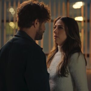 Verónica Orozco Instagram - “Alicia ama. A su manera. Rompiendo reglas…”
#SimplementeAlicia – Disponible HOY!!! 5 noviembre.
🔥
Con este par de compañerazos que adoro! @michel123brown @sebastiancarva 🎬