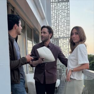 Verónica Orozco Instagram - “Alicia ama. A su manera. Rompiendo reglas…”
#SimplementeAlicia – Disponible HOY!!! 5 noviembre.
🔥
Con este par de compañerazos que adoro! @michel123brown @sebastiancarva 🎬