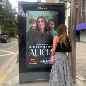 Verónica Orozco Instagram - “Alicia ama. A su manera. Rompiendo reglas…”
#SimplementeAlicia – Disponible HOY!!! 5 noviembre.
🔥
Con este par de compañerazos que adoro! @michel123brown @sebastiancarva 🎬