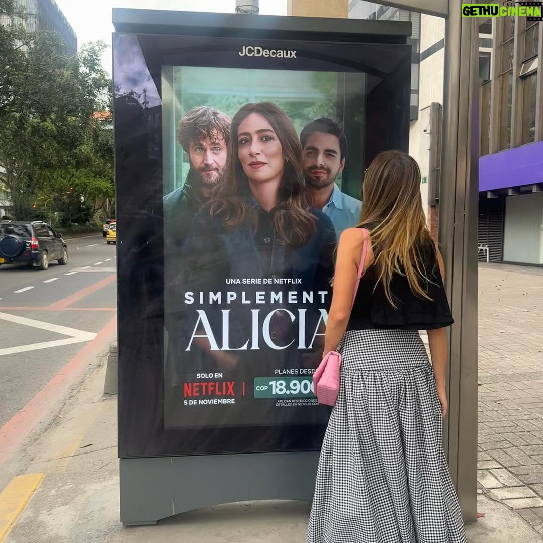 Verónica Orozco - 6.4K Likes - “Alicia ama. A su manera. Rompiendo reglas…”

#SimplementeAlicia – Disponible HOY!!! 5 noviembre.

🔥

Con este par de compañerazos que adoro! @michel123brown @sebastiancarva 🎬