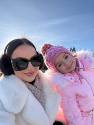 Veronika Nízlová Instagram - Rodinný výlet do srdca Tatier ❤️
Spoločne s rodičmi a deťmi sme si užili nádherný pobyt v Grandhoteli Starý Smokovec. Nechýbala jazda pozemnou lanovkou na Hrebienok a magická návšteva Tatranského ľadového domu ❄️
Krásne výhľady, detský smiech a spoločné chvíle, na ktoré budeme ešte dlho spomínať 🏔️
@grandhotel_starysmokovec @vysoketatry_horyzazitkov @tmrhotels @gopass.travel