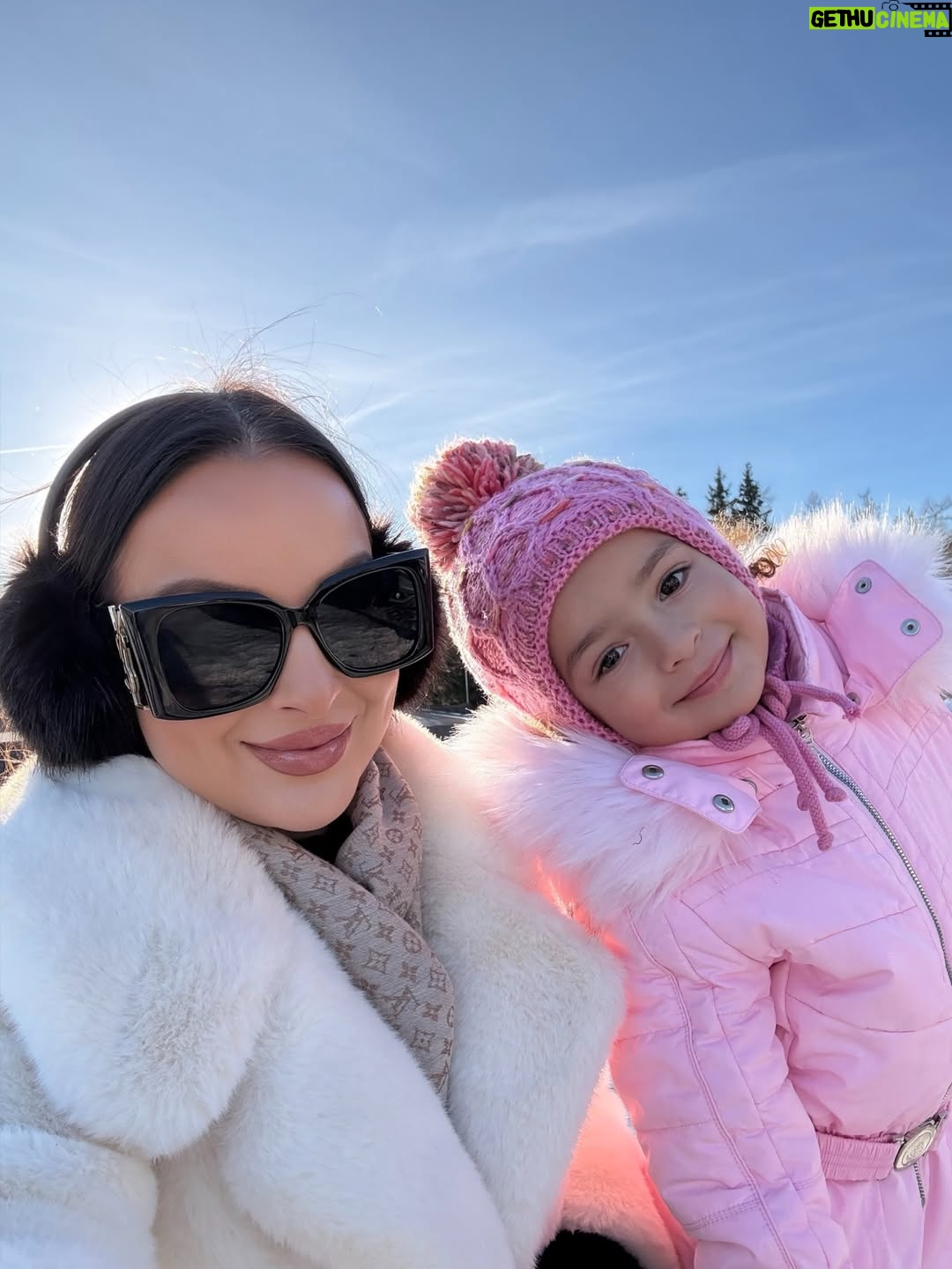 Veronika Nízlová - 1.9K Likes - Rodinný výlet do srdca Tatier ❤️
Spoločne s rodičmi a deťmi sme si užili nádherný pobyt v Grandhoteli Starý Smokovec. Nechýbala jazda pozemnou lanovkou na Hrebienok a magická návšteva Tatranského ľadového domu ❄️
Krásne výhľady, detský smiech a spoločné chvíle, na ktoré budeme ešte dlho spomínať 🏔️
@grandhotel_starysmokovec @vysoketatry_horyzazitkov @tmrhotels @gopass.travel