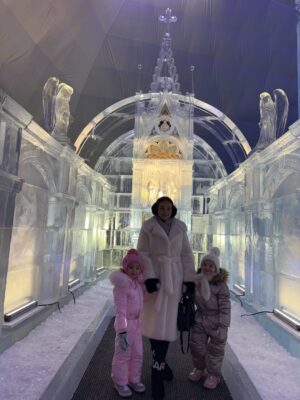 Veronika Nízlová Instagram - Rodinný výlet do srdca Tatier ❤️
Spoločne s rodičmi a deťmi sme si užili nádherný pobyt v Grandhoteli Starý Smokovec. Nechýbala jazda pozemnou lanovkou na Hrebienok a magická návšteva Tatranského ľadového domu ❄️
Krásne výhľady, detský smiech a spoločné chvíle, na ktoré budeme ešte dlho spomínať 🏔️
@grandhotel_starysmokovec @vysoketatry_horyzazitkov @tmrhotels @gopass.travel