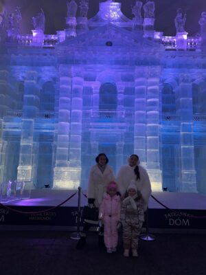 Veronika Nízlová Instagram - Rodinný výlet do srdca Tatier ❤️
Spoločne s rodičmi a deťmi sme si užili nádherný pobyt v Grandhoteli Starý Smokovec. Nechýbala jazda pozemnou lanovkou na Hrebienok a magická návšteva Tatranského ľadového domu ❄️
Krásne výhľady, detský smiech a spoločné chvíle, na ktoré budeme ešte dlho spomínať 🏔️
@grandhotel_starysmokovec @vysoketatry_horyzazitkov @tmrhotels @gopass.travel