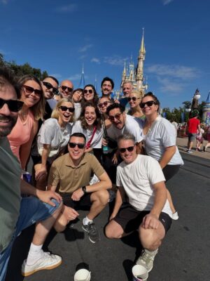 Véronique Cloutier Instagram - 16 adultes. Moyenne d’âge du cœur : 8 ans. 
Un week-end à @waltdisneyworld dont on se souviendra longtemps 🙏🏻🤍
Le cœur bien rempli pour affronter mes 51 ans le 31 décembre prochain 🫶🏻

(On a passé une soirée au JINGLE BELL JINGLE BAM de Hollywood Studios, musique de Noël partout, spectacle multimédias féerique, desserts des fêtes et en bonus… moins d’attente pour les attractions 🫣🙌🏼)