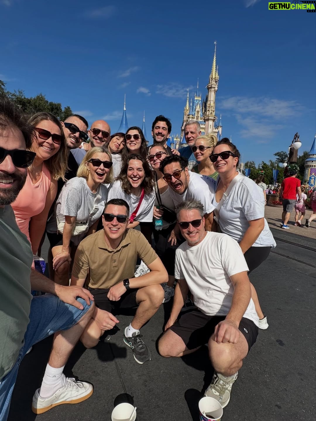 Véronique Cloutier - 4.8K Likes - 16 adultes. Moyenne d’âge du cœur : 8 ans. 
Un week-end à @waltdisneyworld dont on se souviendra longtemps 🙏🏻🤍
Le cœur bien rempli pour affronter mes 51 ans le 31 décembre prochain 🫶🏻

(On a passé une soirée au JINGLE BELL JINGLE BAM de Hollywood Studios, musique de Noël partout, spectacle multimédias féerique, desserts des fêtes et en bonus… moins d’attente pour les attractions 🫣🙌🏼)