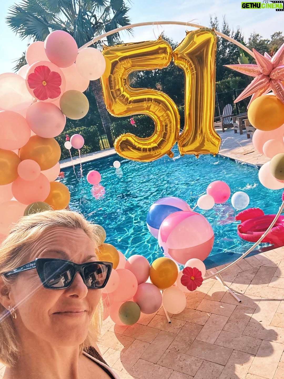 Véronique Cloutier - 4.8K Likes - 16 adultes. Moyenne d’âge du cœur : 8 ans. 
Un week-end à @waltdisneyworld dont on se souviendra longtemps 🙏🏻🤍
Le cœur bien rempli pour affronter mes 51 ans le 31 décembre prochain 🫶🏻

(On a passé une soirée au JINGLE BELL JINGLE BAM de Hollywood Studios, musique de Noël partout, spectacle multimédias féerique, desserts des fêtes et en bonus… moins d’attente pour les attractions 🫣🙌🏼)