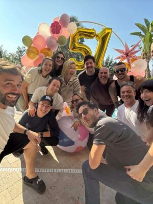 Véronique Cloutier Instagram - 16 adultes. Moyenne d’âge du cœur : 8 ans. 
Un week-end à @waltdisneyworld dont on se souviendra longtemps 🙏🏻🤍
Le cœur bien rempli pour affronter mes 51 ans le 31 décembre prochain 🫶🏻

(On a passé une soirée au JINGLE BELL JINGLE BAM de Hollywood Studios, musique de Noël partout, spectacle multimédias féerique, desserts des fêtes et en bonus… moins d’attente pour les attractions 🫣🙌🏼)