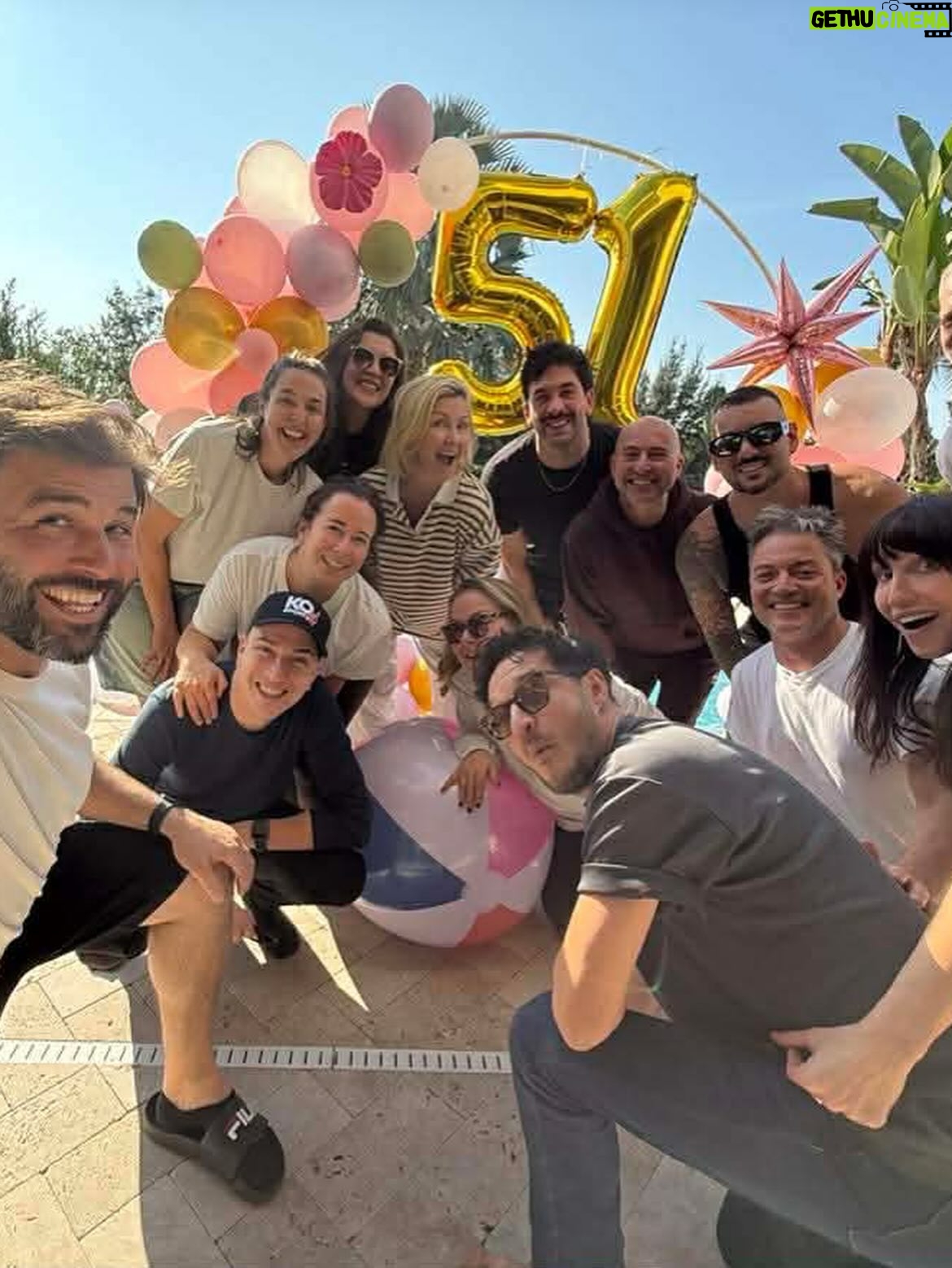 Véronique Cloutier - 4.8K Likes - 16 adultes. Moyenne d’âge du cœur : 8 ans. 
Un week-end à @waltdisneyworld dont on se souviendra longtemps 🙏🏻🤍
Le cœur bien rempli pour affronter mes 51 ans le 31 décembre prochain 🫶🏻

(On a passé une soirée au JINGLE BELL JINGLE BAM de Hollywood Studios, musique de Noël partout, spectacle multimédias féerique, desserts des fêtes et en bonus… moins d’attente pour les attractions 🫣🙌🏼)