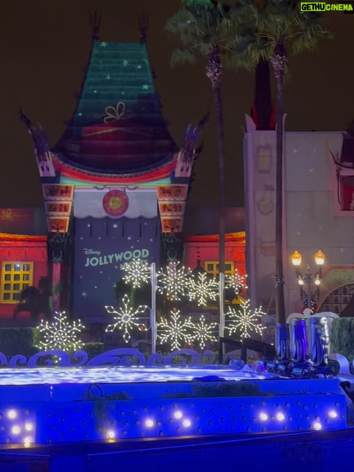 Véronique Cloutier - 4.8K Likes - 16 adultes. Moyenne d’âge du cœur : 8 ans. 
Un week-end à @waltdisneyworld dont on se souviendra longtemps 🙏🏻🤍
Le cœur bien rempli pour affronter mes 51 ans le 31 décembre prochain 🫶🏻

(On a passé une soirée au JINGLE BELL JINGLE BAM de Hollywood Studios, musique de Noël partout, spectacle multimédias féerique, desserts des fêtes et en bonus… moins d’attente pour les attractions 🫣🙌🏼)