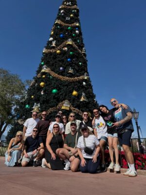 Véronique Cloutier Instagram - ✨ De retour à @waltdisneyworld … et je pense qu’on peut officiellement appeler ça une tradition ! ✨
Après un 50e inoubliable ici l’an dernier, me retrouver encore une fois avec mes amis dans cet univers magique, c’est un privilège immense 🏰💙

Disney a ce talent unique de nous ramener instantanément en mode émerveillement, peu importe l’âge. Merci @waltdisneyworld de créer des moments qui restent longtemps après le voyage… et qui nous donnent envie de revenir encore. ✨🪄

📸 @laflammejerome