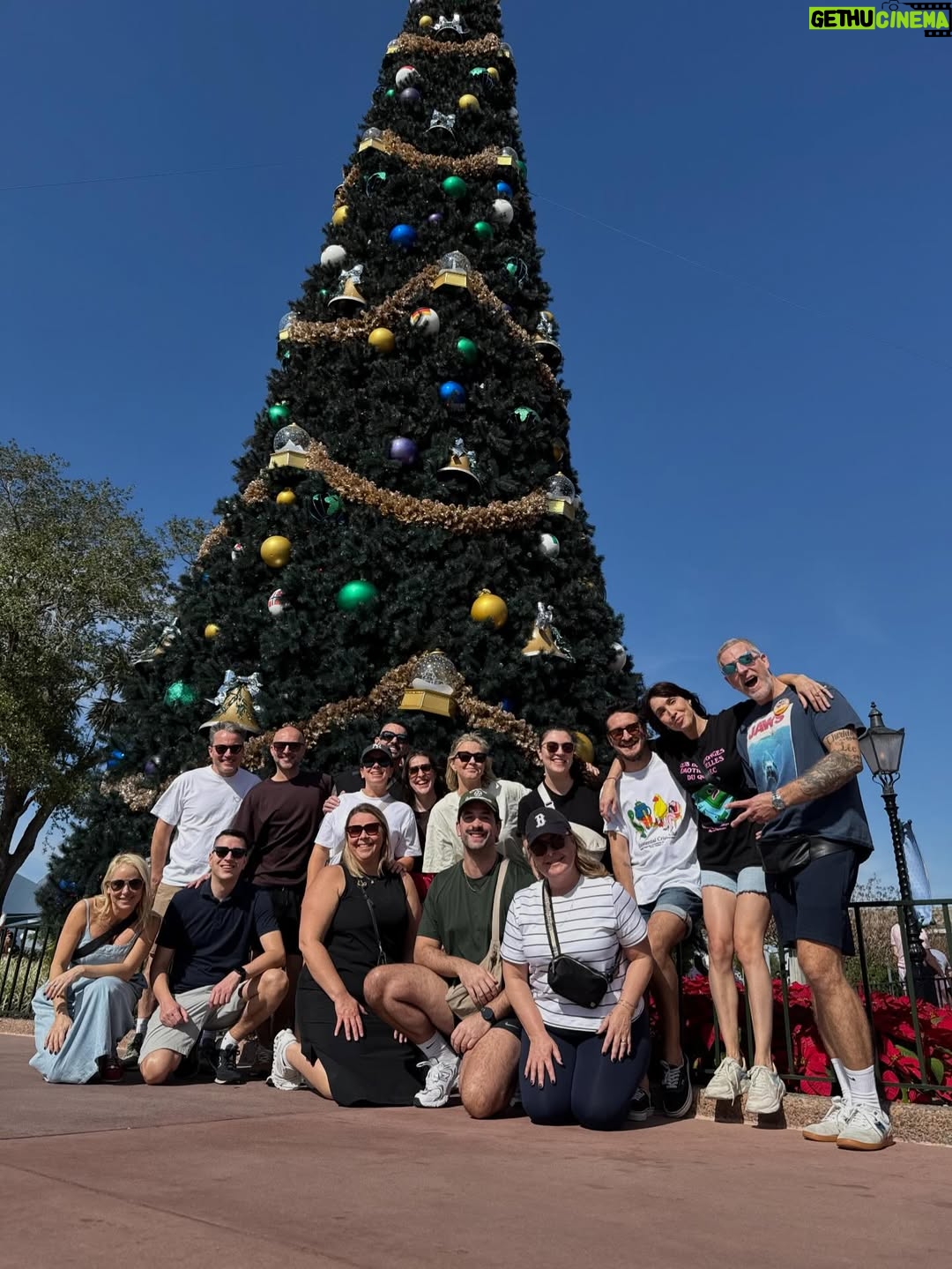 Véronique Cloutier - 4K Likes - ✨ De retour à @waltdisneyworld … et je pense qu’on peut officiellement appeler ça une tradition ! ✨
Après un 50e inoubliable ici l’an dernier, me retrouver encore une fois avec mes amis dans cet univers magique, c’est un privilège immense 🏰💙

Disney a ce talent unique de nous ramener instantanément en mode émerveillement, peu importe l’âge. Merci @waltdisneyworld de créer des moments qui restent longtemps après le voyage… et qui nous donnent envie de revenir encore. ✨🪄

📸 @laflammejerome